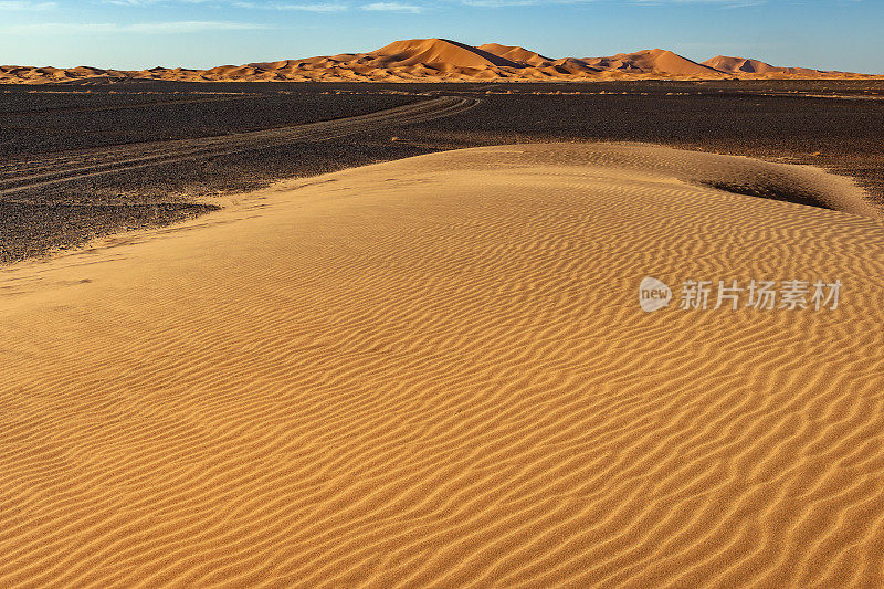 沙子和Erg Chebbi沙漠，Merzouga，摩洛哥，北非